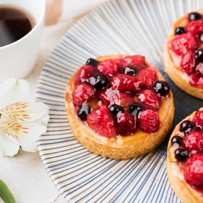 Cakes With Strawberries Arrangement Min